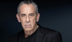 Thierry Ardisson pose lors d'une séance photo à Paris le 20 avril 2022 ( AFP / JOEL SAGET )