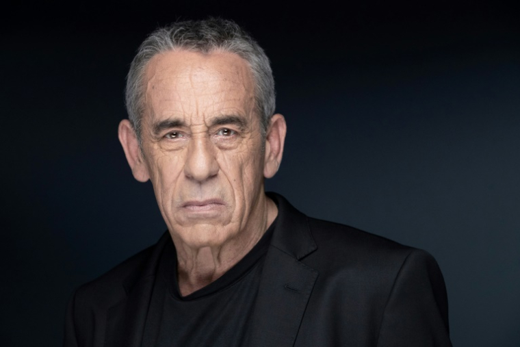 Thierry Ardisson pose lors d'une séance photo à Paris le 20 avril 2022 ( AFP / JOEL SAGET )