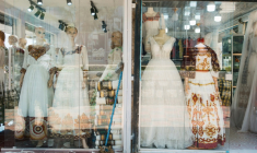 Des netela et des habesha kemis (vêtements traditionnels éthiopiens) dans la vitrine d'un magasin du quartier Shiromeda à Addis Abeba, le 7 octobre 2025 en Éthiopie ( AFP / Sehin Tewabe )