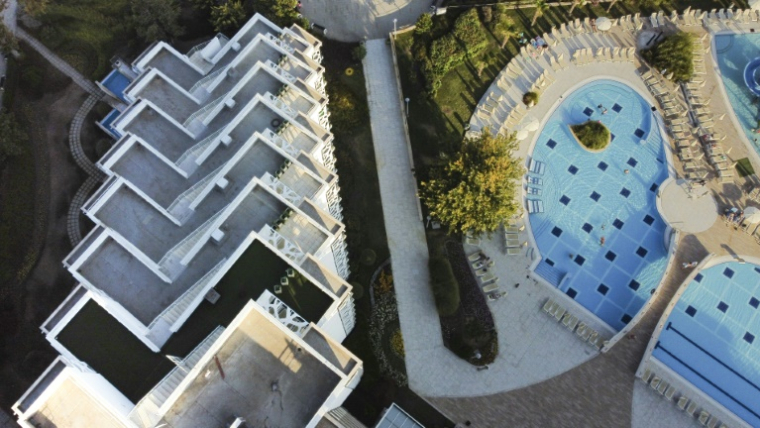 Vue aérienne de piscines d'hôtel à la station balnéaire d'Albena, le 17 août 2025 en Bulgarie ( AFP / Nikolay DOYCHINOV )