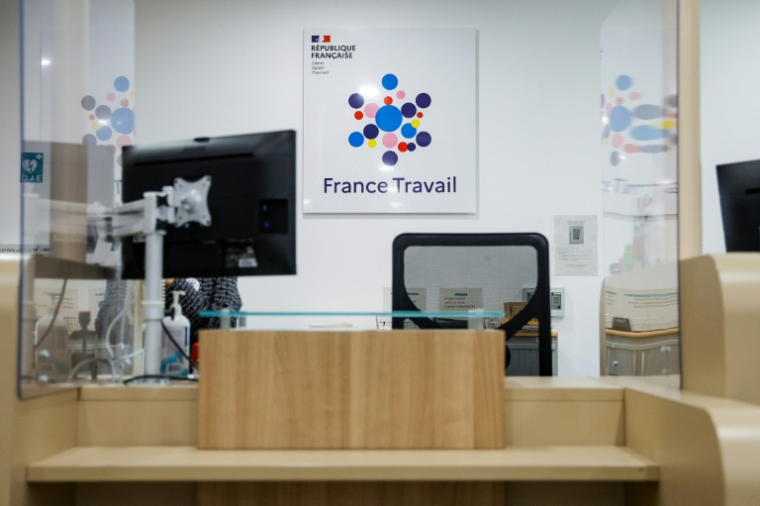 Pour l'ensemble des trois catégories de chômeurs tenues de chercher un emploi (A,B et C), dont certains exercent une activité réduite, le nombre de chômeurs a progressé de 1,5% sur le trimestre et de 5,3% sur un an. Leur nombre s'élève à 5,7 millions ( AFP / Geoffroy VAN DER HASSELT )