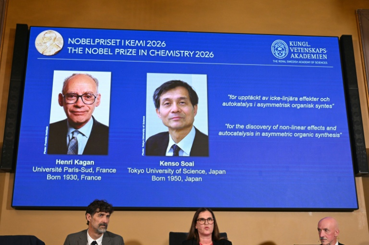 Les Nobel de Chimie, le Français Henri Kagan et le Japonais Kenso Soai, sur un écran lors de la remise du prix à Stockholm, en Suède, le 7 octobre 2026 ( AFP / Jonathan Nackstrand )