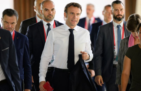 Le président français Emmanuel Macron arrive à une réunion des dirigeants du G20 à Bali après une explosion en territoire polonais la veille
