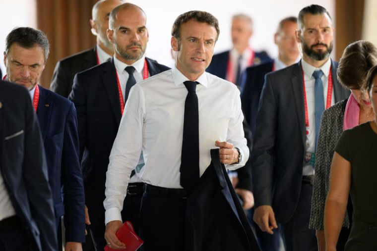 Le président français Emmanuel Macron arrive à une réunion des dirigeants du G20 à Bali après une explosion en territoire polonais la veille
