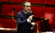 Le gouvernement français fait face à deux motions de censure au parlement