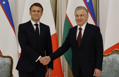 Emmanuel Macron et Chavkat Mirzioïev, à Samarcande, en novembre 2023 ( AFP / LUDOVIC MARIN )