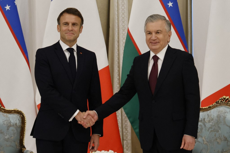 Emmanuel Macron et Chavkat Mirzioïev, à Samarcande, en novembre 2023 ( AFP / LUDOVIC MARIN )