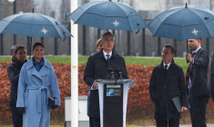 Cérémonie de lever du drapeau au siège de l'OTAN à la suite de l'adhésion de la Suède à l'Alliance, à Bruxelles