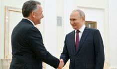Le président russe Vladimir Poutine accueille l'envoyé du président américain Donald Trump, Steve Witkoff, lors d'une réunion à Moscou
