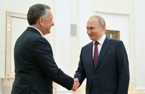 Le président russe Vladimir Poutine accueille l'envoyé du président américain Donald Trump, Steve Witkoff, lors d'une réunion à Moscou