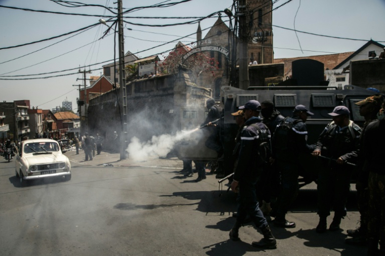 Des policiers tirent des gaz lacrymogène sur des manifestants excédés par les coupures d'eau et d'électricité à Antananarivo, le 25 septembre 2025 à Madagascar ( AFP / RIJASOLO )