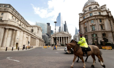 LES BANQUES BRITANNIQUES CHUTENT APRÈS AVOIR RENONCÉ AUX DIVIDENDES