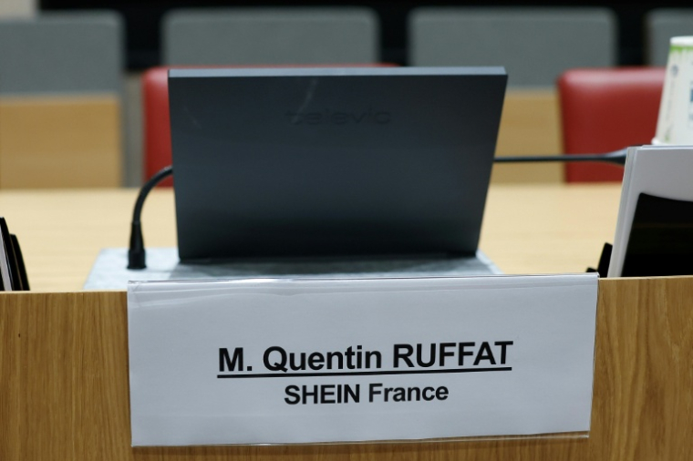 Le siège vide de Quentin Ruffat, porte-parole de Shein en France, avant l'audition de la commission parlementaire concernant le géant du commerce électronique Shein, à laquelle la société n'a pas assisté, le 2 décembre 2025 à l'Assemblée nationale, à Paris ( AFP / Ian LANGSDON )