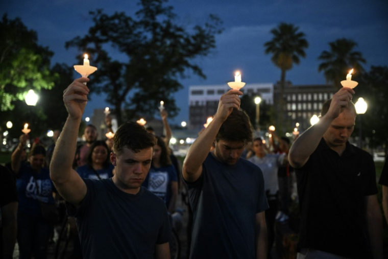 Des personnes participent à une veillée en hommage aux victimes des inondations, le 7 juillet 2025 à San Antonio, au Texas ( AFP / RONALDO SCHEMIDT )