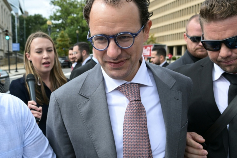 Le patron d'Anthropic, Dario Amodeil (c) arrive pour une rencontre des patrons de l'IA avec le président américain Donald Trump, le 29 septembre 2026 à Washington   ( AFP / Oliver Contreras )