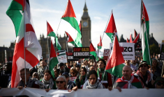Des manifestants propalestiniens brandissent des pancartes et des drapeaux à Londres, le 11 octobre 2025, à l'occasion de la 32e "Marche nationale pour la Palestine" depuis octobre 2023.. ( AFP / HENRY NICHOLLS )