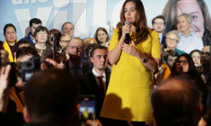 Sarah Knafo (C), la candidate du parti d'extrême droite Reconquête!, à Paris le 15 mars 2026 ( AFP / Ludovic MARIN )