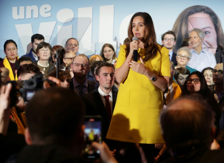 Sarah Knafo (C), la candidate du parti d'extrême droite Reconquête!, à Paris le 15 mars 2026 ( AFP / Ludovic MARIN )