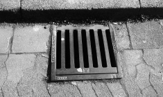 Garer sa voiture sur une plaque d’égouts est en principe autorisé, sauf si un règlement municipal prévoit le contraire. (Illustration) (HolgersFotografie / Pixabay)