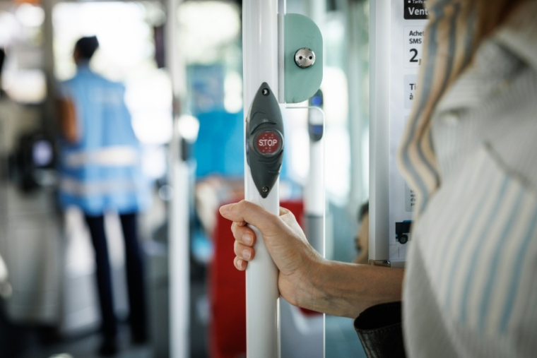 Une passagère dans un bus RATP à Paris, le 31 juillet 2026 ( AFP / Simon WOHLFAHRT )