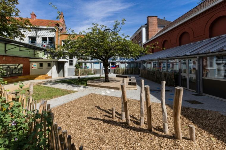 La cour verdie et sans bitume d'une école élémentaire à Lille, le 12 septembre 2022  ( AFP / Sameer Al-DOUMY )