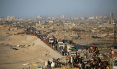 Des Palestiniens de la ville de Gaza se déplacent vers le sud de la bande de Gaza avec leurs affaires, sur la route côtière le long du camp de réfugiés de Nousseirat dans le centre du territoire, pour fuir une opération militaire israélienne, le 20 septembre 2025  ( AFP / Eyad BABA )