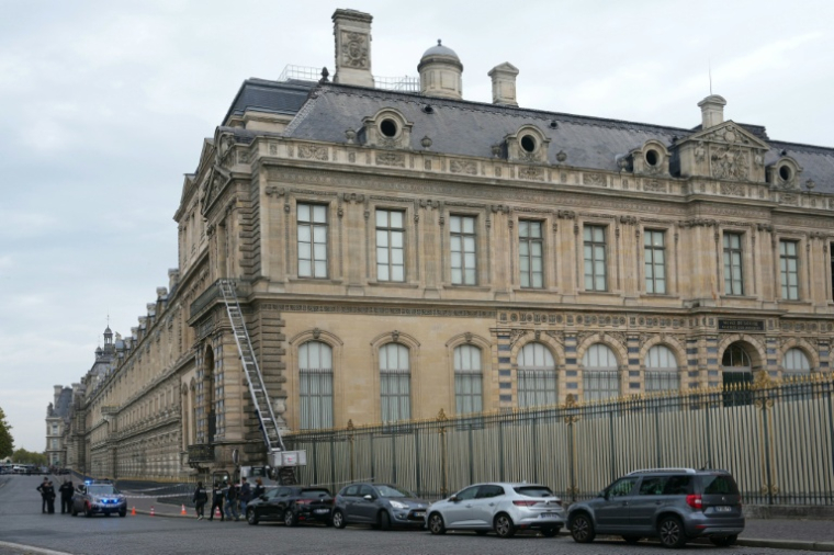 Des policiers près d'un monte-charge utilisé lors d'un cambriolage au musée du Louvre, le 19 octobre 2025 à Paris ( AFP / Dimitar DILKOFF )