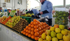 Des fruits importés d'Iran en vente sur un marché d'Ackhabad, au Turkménistan, le 9 mars 2026 ( AFP /  )