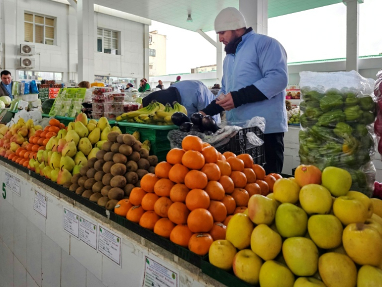 Des fruits importés d'Iran en vente sur un marché d'Ackhabad, au Turkménistan, le 9 mars 2026 ( AFP /  )