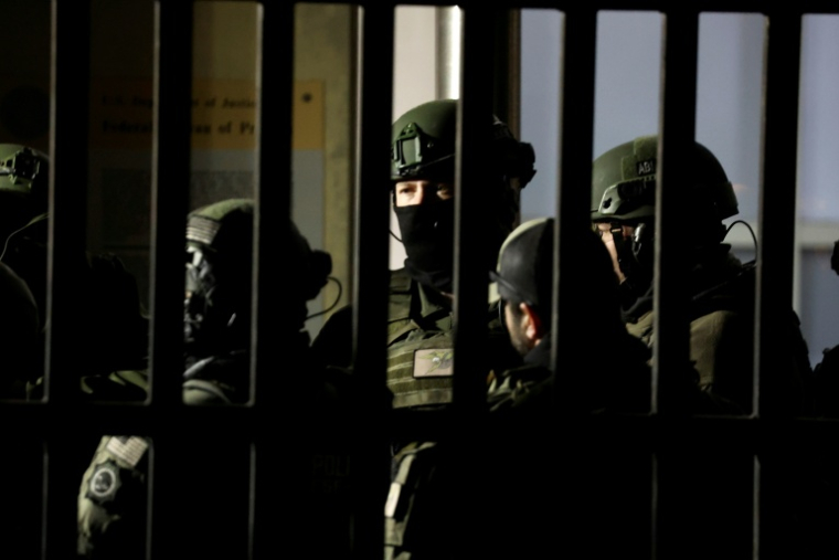 Des policiers américains arrivent dans la prison de Brooklyn où le président vénézuélien Nicolas Maduro doit être incarcéré, le 3 janvier 2026 à New York   ( AFP / John Lamparski )