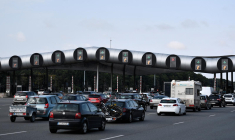 Des automobilistes au péage de Saint-Arnoult-en Yvelines, en 2020 ( AFP / STEPHANE DE SAKUTIN )
