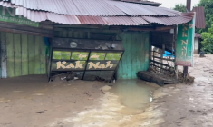 Indonésie: les rues couvertes de boue après les inondations à Sumatra