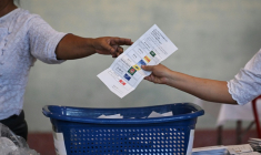 Des membres de la commission électorale de Birmanie compte les votes à Rangoon, lors de la première phase des élections législatives en Birmanie le 28 décembre 2025 ( AFP / Lillian SUWANRUMPHA )
