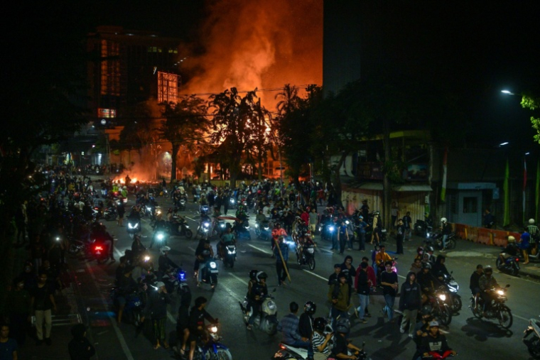 Manifestation violente devant un commissariat de police, à Surabaya, en Indonésie, le 31 août 2025 ( AFP / Juni KRISWANTO )