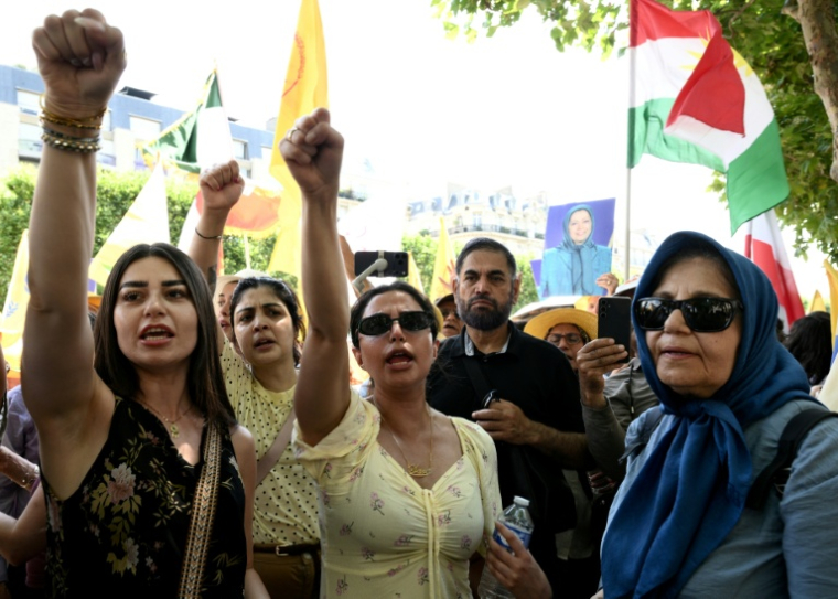 Manifestation non autorisée en soutien à l'opposition iranienne, près de la place Vauban, à Paris, le 20 juin 2026 ( AFP / Arnaud FINISTRE )