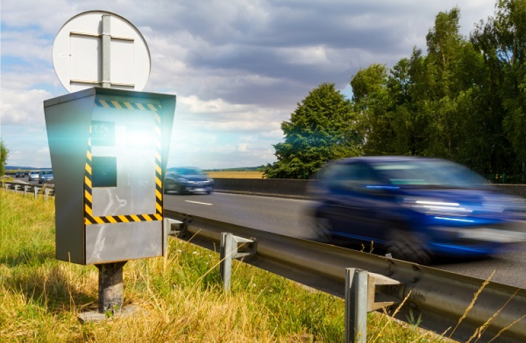 Radars de feux rouge ou radars fixes : comment fonctionnent-ils ? (Crédits photo : Shutterstock)