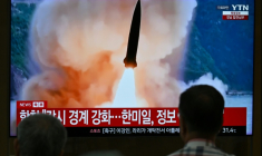 Un écran de télévision diffuse un journal télévisé avec des images d'archives d'un essai de missile nord-coréen, dans une gare de Séoul, le 20 août 2026 en Corée du Sud ( AFP / Jung Yeon-je )