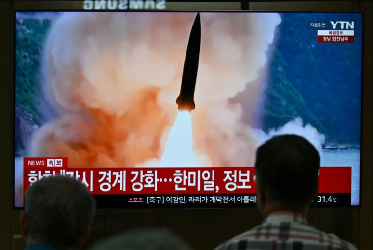 Un écran de télévision diffuse un journal télévisé avec des images d'archives d'un essai de missile nord-coréen, dans une gare de Séoul, le 20 août 2026 en Corée du Sud ( AFP / Jung Yeon-je )