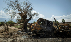 Un véhicule militaire calciné appartenant aux Forces armées de la République démocratique du Congo (FARDC) abandonné sur le bord de la route à Luvungi, le 13 décembre 2025 ( AFP / Jospin Mwisha )