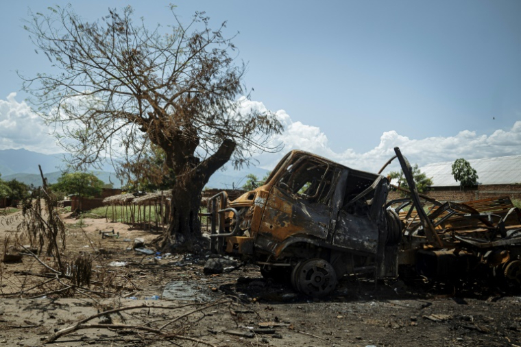 Un véhicule militaire calciné appartenant aux Forces armées de la République démocratique du Congo (FARDC) abandonné sur le bord de la route à Luvungi, le 13 décembre 2025 ( AFP / Jospin Mwisha )