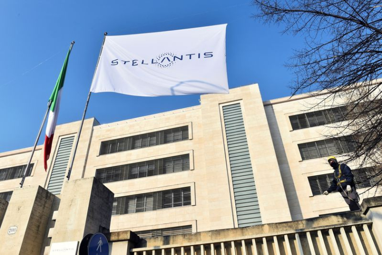 Stellantis fait ses débuts sur les bourses de Milan et de Paris