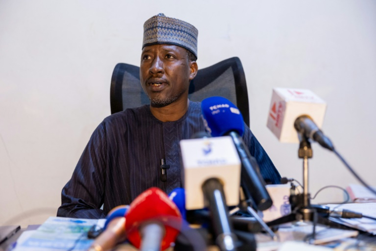 Oumar Mahamat Kedelaye, procureur de la République, s'adresse à la presse le 16 mai 2025 à N'Djamena, après l'arrestation de Succès Masra, alors président du parti Les Transformateurs ( AFP / Joris Bolomey )