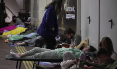 Ukraine: les habitants de Kiev trouvent refuge dans le métro lors des alertes aériennes