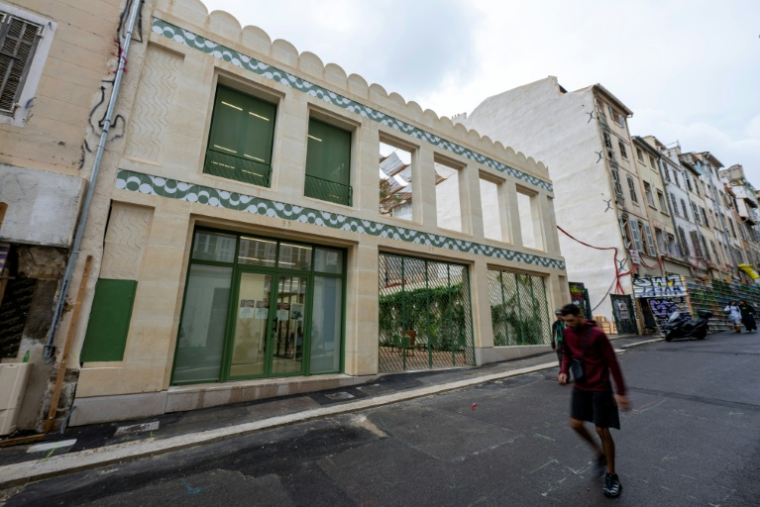 La façade du "centre ressources" construit à l’emplacement où deux immeubles d’habitation se sont effondrés en 2018 rue d’Aubagne, le 7 octobre 2026 à Marseille ( AFP / Miguel MEDINA )
