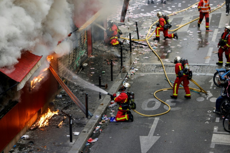 Les pompiers éteignent l'incendie du bar "La Barrique" à Paris, le 17 octobre 2026 ( AFP / GEOFFROY VAN DER HASSELT )