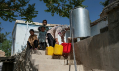 Une habitante récupère de l'eau potable à partir d'une citerne à Kaboul, le 27 avril 2025 en Afghanistan ( AFP / Wakil KOHSAR )