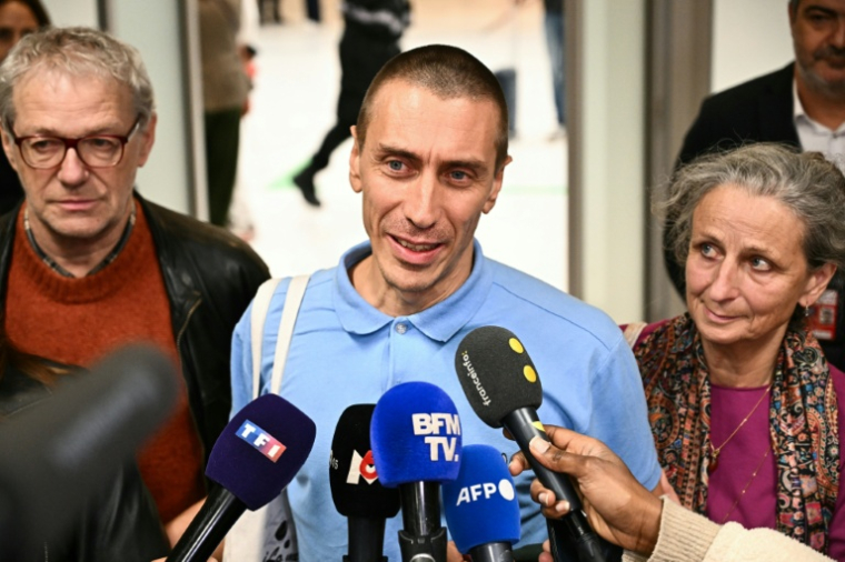 Camilo Castro à sa descente d'avion à Orly le 16 novembre 2025 après cinq mois de détention au Venezuela ( AFP / MARTIN BUREAU )