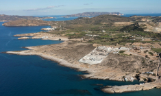 Vue aérienne du chantier d'un hôtel de luxe sur l'île grecque de Milos, en mer Égée, le 3 février 2026 ( AFP / Aris MESSINIS )