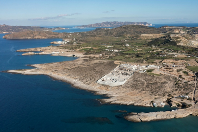 Vue aérienne du chantier d'un hôtel de luxe sur l'île grecque de Milos, en mer Égée, le 3 février 2026 ( AFP / Aris MESSINIS )