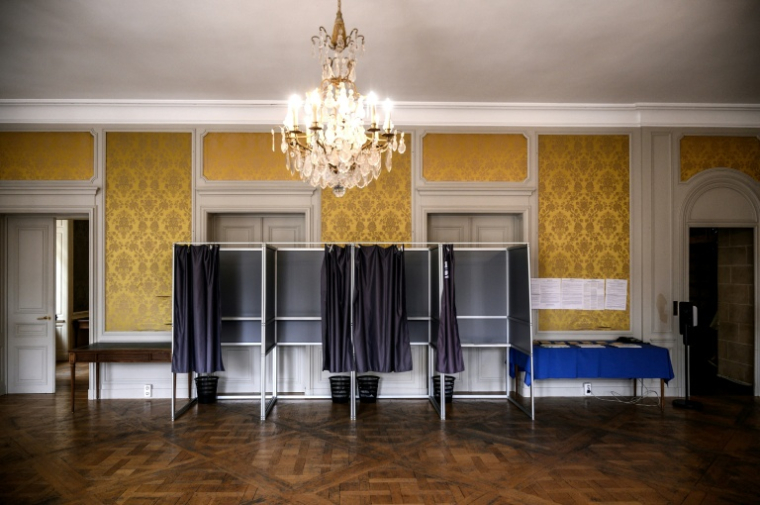 Des isoloirs aux Puy-en-Velay, en Haute-Loire, le 27 juin 2021 ( AFP / JEFF PACHOUD )